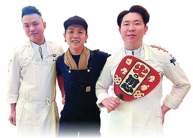 米其林一星〈T+T〉餐厅主厨蔡元善（左起）携手〈Fireplay〉主厨Nick苏济恒，以及〈CIRCUM-〉驻店主厨罗伟诚，于3/23与3/24两天在丽晶精品B2推出六手联烹套餐。图／姚舜