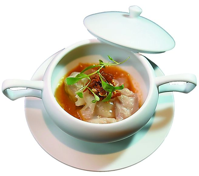 〈叻沙云吞〉的内馅是花枝，并用XO酱、猪油渣、参巴辣酱，以及叻沙汤的Foam提味。图／姚舜