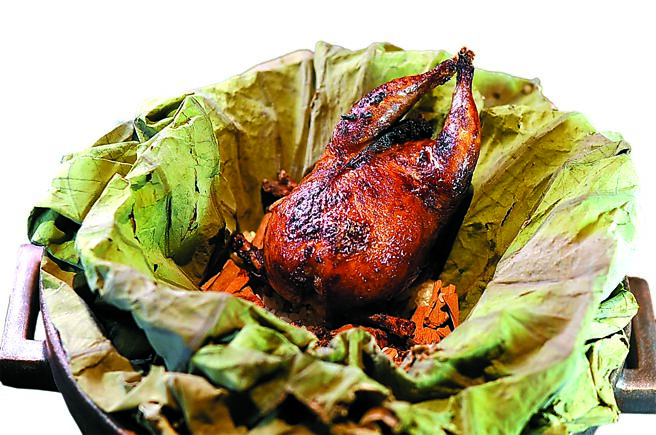 〈八宝鹌鹑〉是将鹌鹑去骨后取代布袋，中间填入冬菇、白果、栗子、长糯米、圆糯米，以及扁尖笋乾与鸡胗等八宝馅，表皮刷上特制酱油火烤成菜。图／姚舜