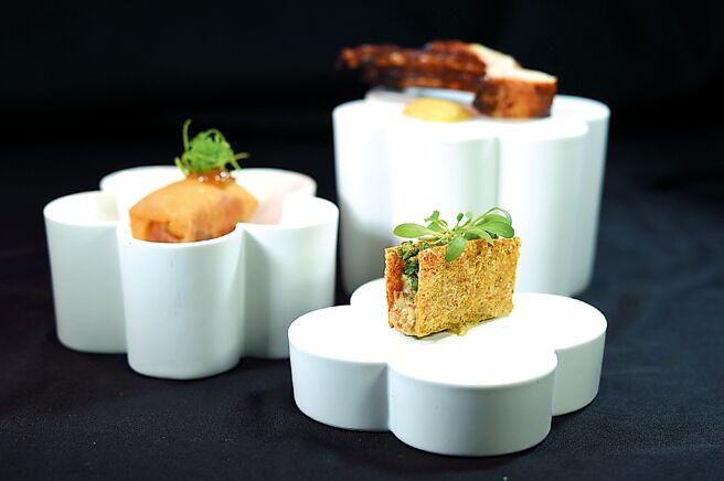 一菜三吃的〈三只小猪〉，是以猪腿肉为馅的〈滷猪肉酥〉、以猪头肉为馅的〈炸春卷〉，以及炭烤〈猪肋排〉共构。图／姚舜