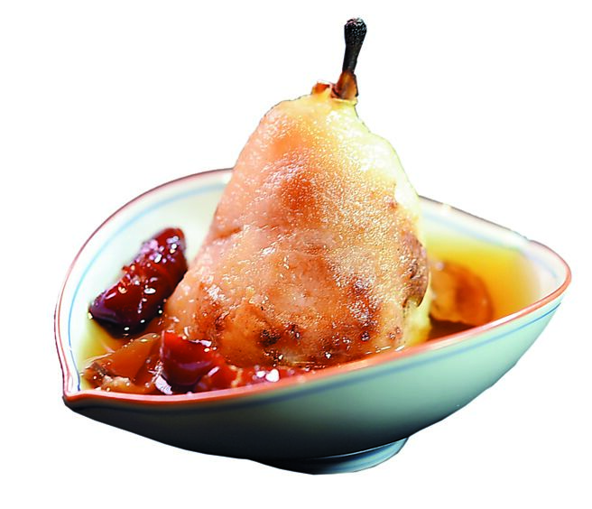 〈FirePlay〉主厨Nick设计的餐后甜品，是使用火烤过的西洋梨，搭配乌梅汁炖烤红枣、枸杞、柴烧龙眼乾做的甜汤。图／姚舜