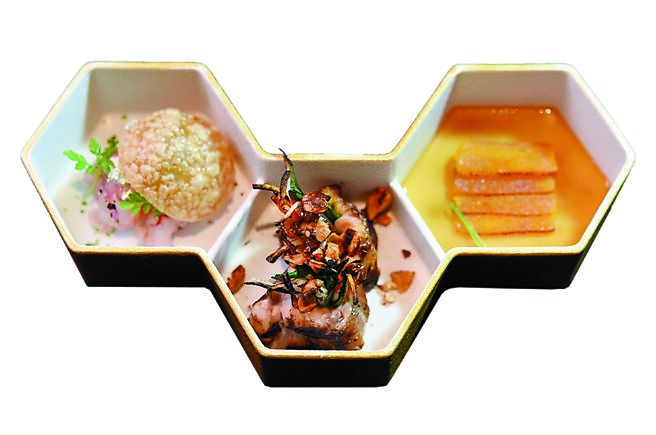 〈CIRCUM-〉+〈FirePlay〉+〈T+T〉六手联烹套餐的开胃小食，由左至右分别是〈甜虾塔〉、〈鸡翅春卷〉与〈三色蛋〉。图／姚舜