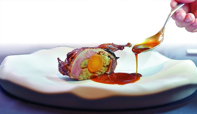 六手联烹套餐的主菜〈八宝鹌鹑〉，上桌会淋上用鹌鹑骨以及陈皮、绍兴梅熬制的酱汁提味。图／姚舜