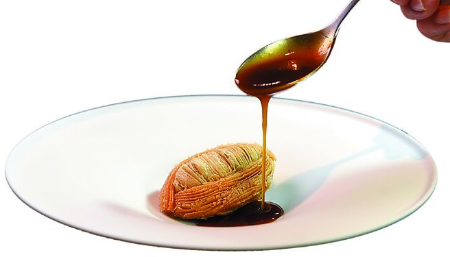 〈鲍鱼酥〉的内馅是用肉骨茶煨煮至软嫩入味的鲍鱼丁，并用浓缩肉骨茶酱汁提味。图／姚舜