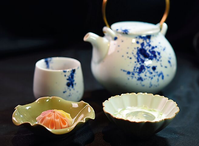 〈CIRCUM-〉+〈FirePlay〉+〈T+T〉六手联烹套餐的餐后茶点，烟火状的〈咖椰练切〉（左）是以咖椰酱做成内馅。〈水信玄饼〉（右）是以火烤椰子水制作，搭配斑兰叶糖浆、椰奶提味。图／姚舜