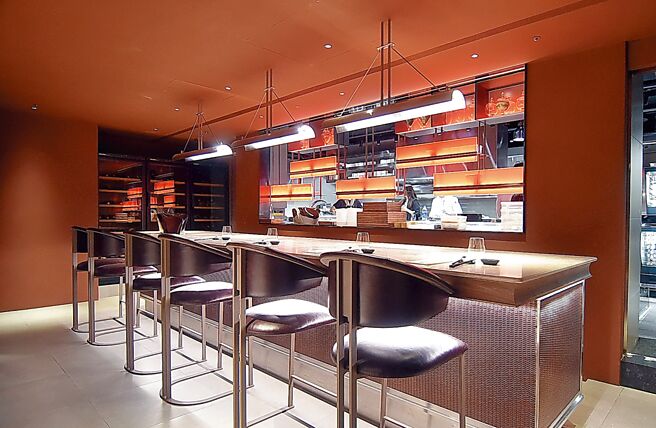 〈CIRCUM-〉将半开放式厨房前的吧台区设座成了Dining Bar，也可做为Chef Table主厨餐桌使用。图／姚舜