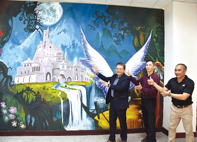 国立屏东大学视觉艺术系硕士班联展「採撷－生活‧故事，梦」屏东校长陈永森（左一）藉由一只3D动画的蝴蝶精灵，揭开硕班团队以手工绘制的两面3米高的彩绘大壁画。图／国立屏东大学提供