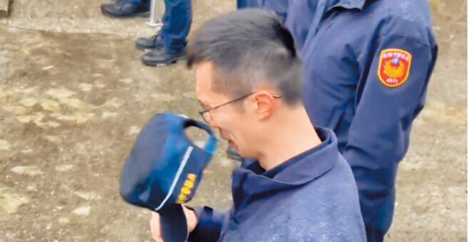 殉职员警苏昱鸿家属1日举行招魂，八堵分驻所长邓毓薰（见图）泪喊「昱鸿勤务结束，一路好走！」（翻摄画面／徐佑升基隆传真）