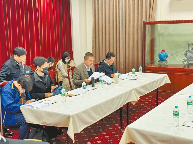 陆船翻覆酿2渔工死亡案，原订1日上午10时举行第12次闭门密商，外传此次会议将全程录影，并签订协议及保密条款，海巡署副署长许静芝（前排右二）等协商代表更是提早1小时就到场准备，不料陆方代表与家属一直到晚上才现身。（于家麒摄）