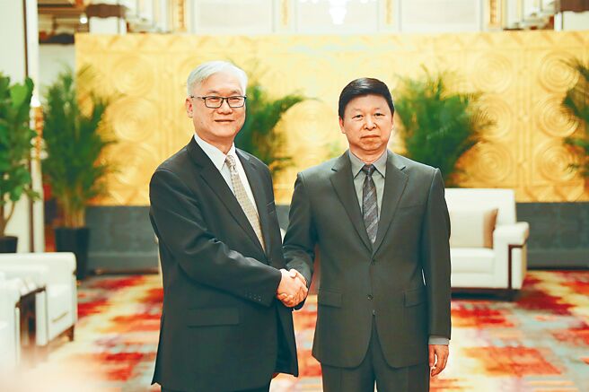 中国国民党副主席夏立言（左）希望金厦海域事件赶快落幕。图为夏立言2月29日在上海会见大陆国台办主任宋涛（右）。（中新社）