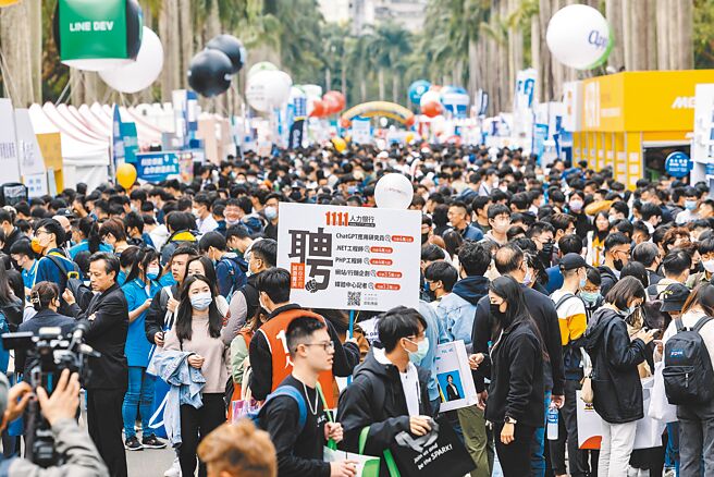 人力银行昨公布2020年至2022年大学毕业生第一份正职工作起薪，新鲜人起薪中位数为3.2万元。图为校园徵才博览会。（本报资料照片）