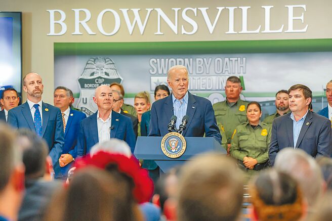 美国总统拜登和前总统川普2月29日双双走访美墨边境。图为拜登（中）在德州与边境巡逻执法人员见面，这是拜登2021年上任以来第2趟边境行。（摘自美国总统拜登社群媒体X）