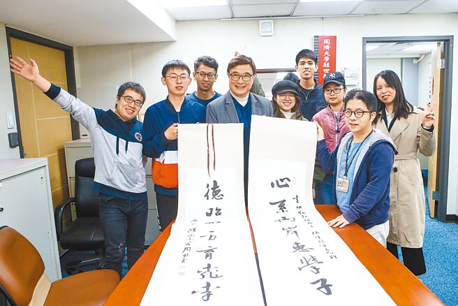 陸方要求陸生赴台需有隨隊教師陪同，遭教育部駁回。圖為世新大學副校長李功勤與陸生。（本報資料照片）