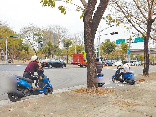 高雄市楠梓区一处待转格，遭网友嫌是「奈米待转格」不容易进入停等，且车头容易突出造成危险，高雄市交通局说，会根据车流研议是否扩大待转格。（任义宇摄）