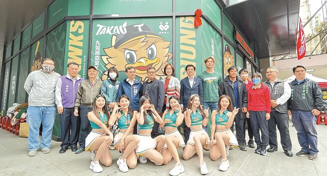 高雄捐血中心九如捐血室與台灣職棒高雄在地台鋼雄鷹棒球隊結合，打造出首座與職業運動結合的主題意象捐血室，昨日啟用。（林雅惠攝）