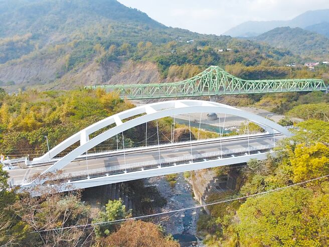 六龜區通往不老、寶來溫泉交通要道的「新寶橋」，近日由高雄市工務局檢修與重新塗裝，用潔白橋身迎接花旗木花季泡湯客。（高雄市工務局提供／任義宇高雄傳真）