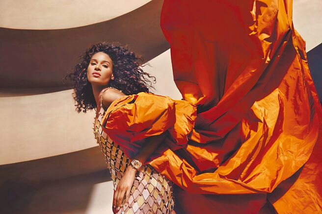 模特兒身穿Tamara Ralph高訂服、佩戴愛彼表皇家橡樹概念系列飛行陀飛輪限量表。（Audemars Piguet提供）