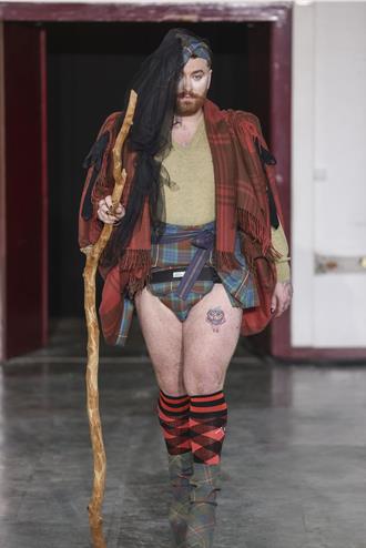 Sam Smith脚踩恨天高现身Vivienne Westwood 2024秋冬大秀