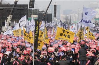 韓國罷工醫師與官員互相放話 硬碰硬將無法避免