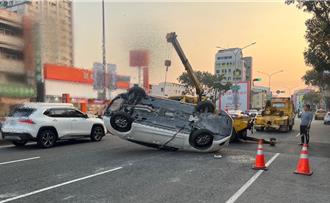 馬路任我行「鬼切」釀禍！2車碰撞釀轎車烏龜翻