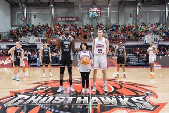 T1聯盟》女力主題周邀請周秀真開球 獵鷹兩分惜敗戰神