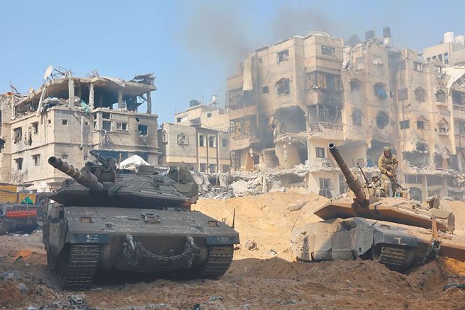 加萨停火只差一步！美官员：以色列同意协议 球在哈马斯手上。图为2月28日，以军部队在加萨地带展开军事行动。（新华社）