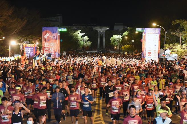 台南古都国际半程马拉松3日上午5点30分在永华市政中心鸣笛起跑，2万多名跑者在10多度的低温下热血出发。（市府提供／洪荣志台南传真）