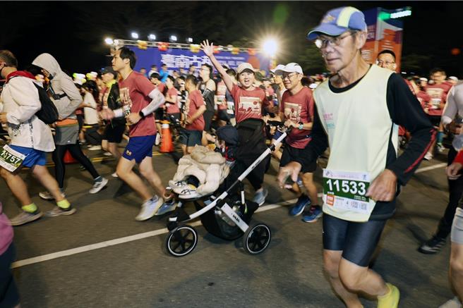 台南古都国际半程马拉松3日上午5点30分在永华市政中心鸣笛起跑，2万多名跑者在10多度的低温下热血出发。（市府提供／洪荣志台南传真）