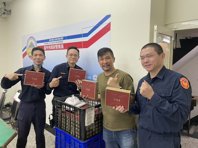 米其林餐厅送元宵汤圆，为第一线员警加油打气。（翻摄画面）