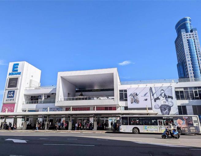 基隆东岸商场产权陷争议，对民眾来说没差，假日照样出门逛街。（翻摄批踢踢）