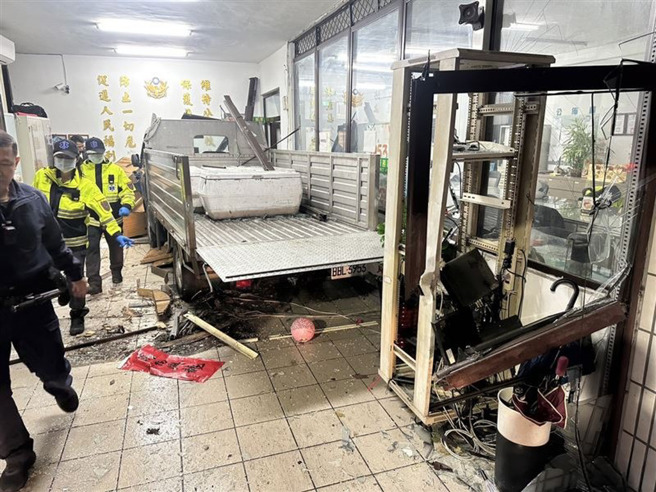 一名簡姓男子2月29日晚間駕駛小貨車衝進八堵分駐所，24歲蘇姓警員遭撞不治，案情曝光，警界同仁議論紛紛。（圖 / 民眾提供）
