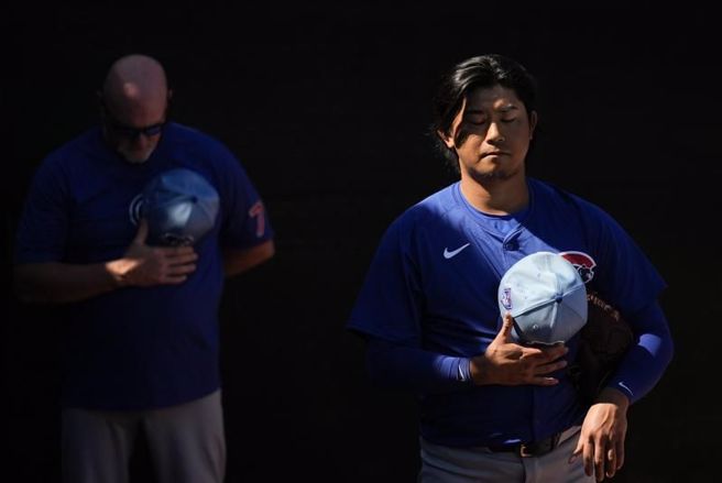 道奇先发左投今永升太(右)等待热身赛开场。（美联社）