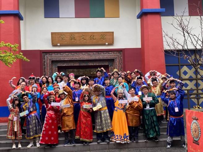 单身男女穿着蒙藏服饰，甜蜜互动拍照。(戴志扬翻摄)