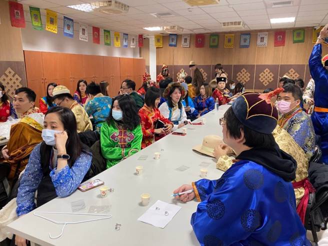 参加活动男女亲手做兼具蒙藏特色及表达情谊的戒指，送给喜爱之人。(戴志扬翻摄)