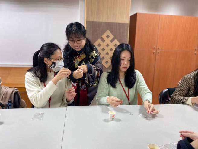 参加活动男女亲手做兼具蒙藏特色及表达情谊的戒指，送给喜爱之人。(戴志扬翻摄)