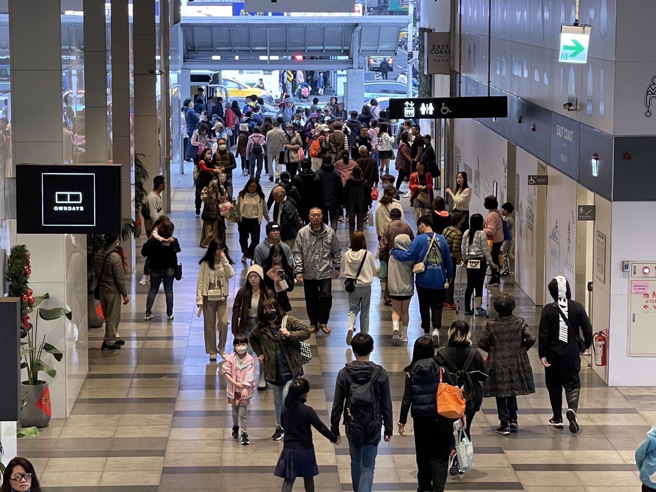 乡民分享东岸商场人潮，丝毫不受产权官司影响。（翻摄批踢踢）