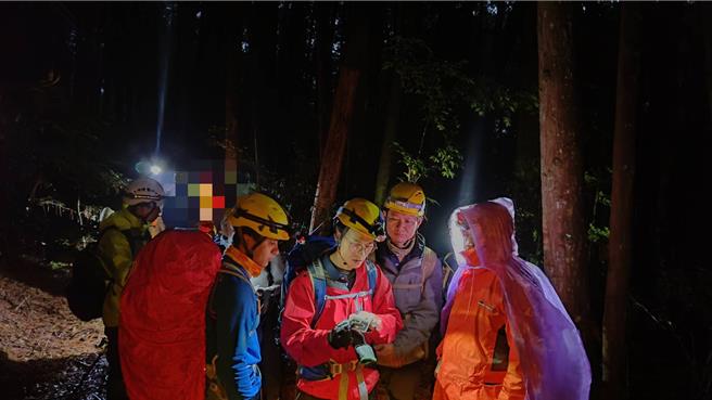 嘉义县警消人员组成搜救队2日凌晨出发搜寻女登山客遗体。（嘉义县消防局提供／廖素慧嘉县传真）