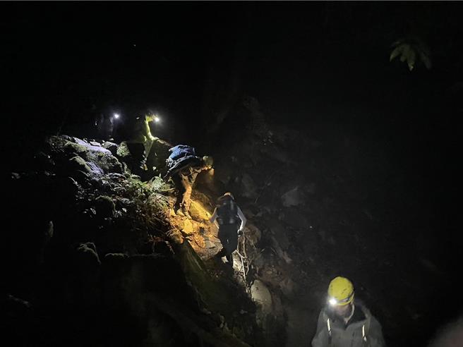嘉义县警消人员组成搜救队摸黑搜寻女登山客遗体。（嘉义县竹崎分局提供／廖素慧嘉县传真）