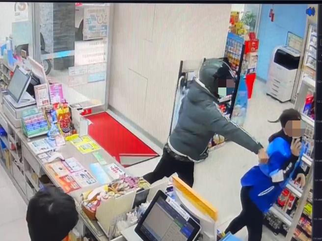 台中市大里传出超商纠纷，1名男子日前到超商兑换发票，因未带身分证不符流程，与陈姓女店员发生衝突甚至动手怒推陈女一把；陈女事后向警方报案，警方经调阅监视器锁定男子并通知到案说明。（民眾提供／潘虹恩台中传真）