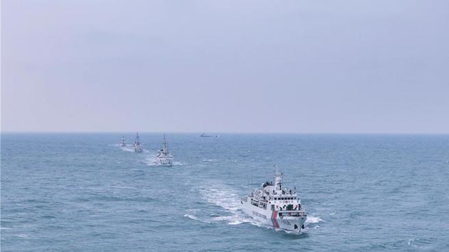 大陆海警有多个型号的执法船由军舰改造而来，图为大陆海警2月25日下午在厦金海域开展综合执法演练。（图 / 摘自中国海警官网）