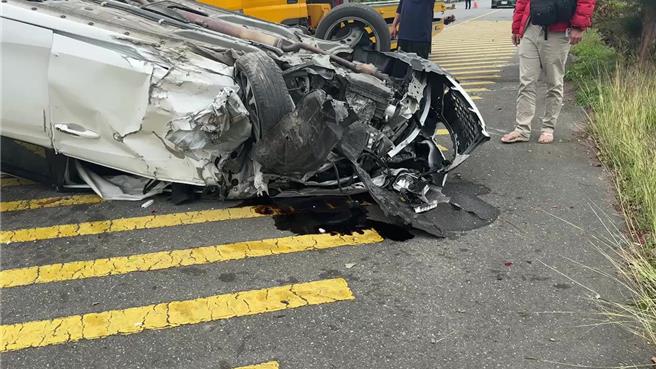 台東3日上午發生車輛自撞翻車意外。（蔡旻妤攝）