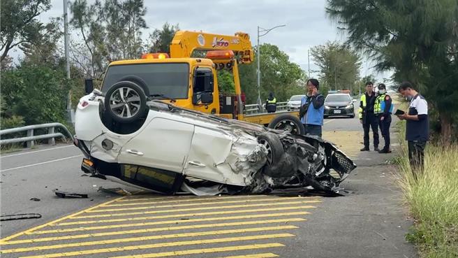台東3日上午發生車輛自撞翻車意外。（蔡旻妤攝）