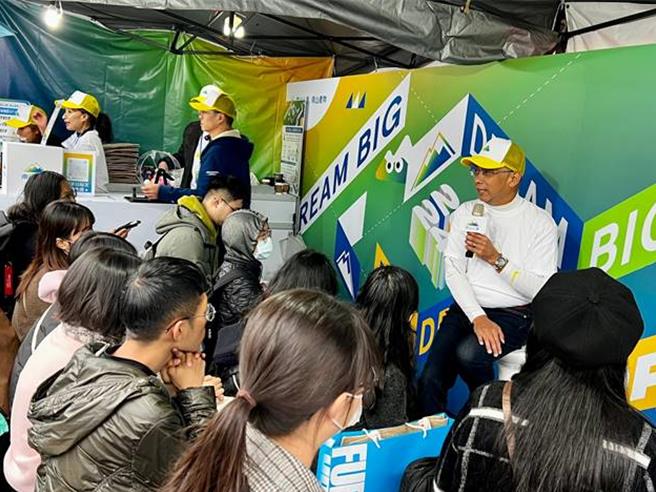 南山人寿总经理范文伟2日到臺大校园徵才博览会分享职涯经验。 (南山人寿／洪凯音台北报导)