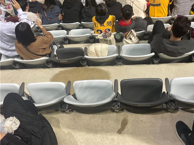 中華職棒中信兄弟與日本職棒讀賣巨人2日在台北大巨蛋進行國際職棒交流賽，湧入近4萬名觀眾進場，卻接連發生手扶梯停擺、場內漏水等情形。（劉彥宜攝）