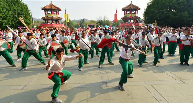 今年高雄内门紫竹寺传统习俗「阵头拜观音」将于3月9日、10日盛大展开，也为「2024高雄内门宋江阵」活动揭开序曲。（高市府观光局提供／洪浩轩高雄传真）