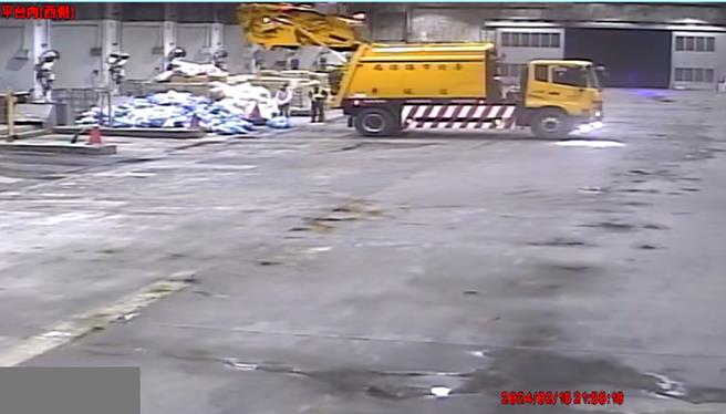 台北市一名石姓民眾日前不慎将包在卫生纸内的钻石项炼丢入垃圾车，所幸通报1999，由焚化厂拦下垃圾车，最后只花10分钟便成功在垃圾堆寻回项炼。（台北市环保局提供／蔡佩珈台北传真）