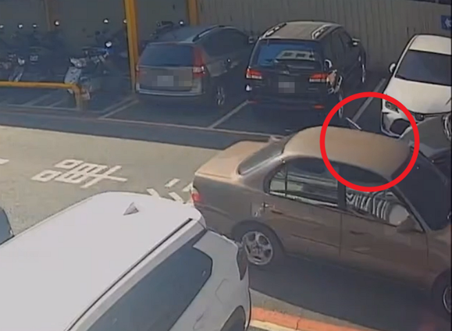 駕駛在果菜市場的單行道逆向行駛，車門沒關（紅圈）還撞到來車。（翻攝畫面）