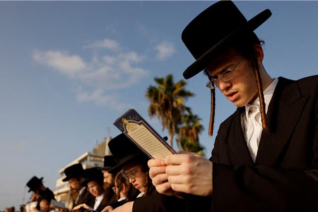 在以色列，信仰犹太教正统派的犹太人可获豁免参与以色列国防军的兵役。自去年10月7日以哈衝突以来，围绕这群宗教保守派是否有义务服兵役的问题引发争论。（路透社）