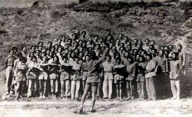 冼星海指挥鲁迅艺术学院学生演唱黄河大合唱。（网路图片）