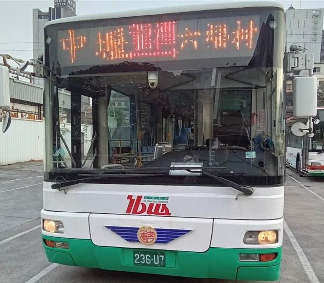 新竹客運停止桃園市路線，原路線由亞通客運承接，新竹縣府尋求合作讓敬老愛心卡優惠不中斷。（新竹縣府提供／邱立雅竹縣傳真）